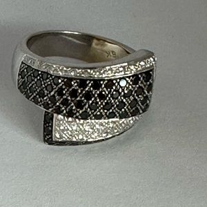 Stunning 18k white  gold w white/grey diamond pave ring